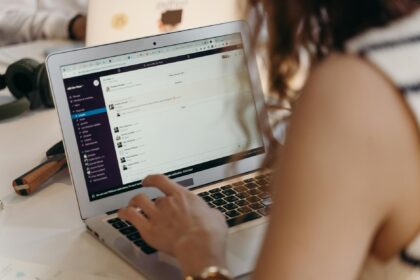 Neden Kurumsal Mail Kullanılmalı: İş Dünyasında Güven ve Profesyonelliğin Anahtarı