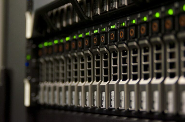 Performansın Vazgeçilmezi: Neden VPS Değil VDS Tercih Edilmelidir?